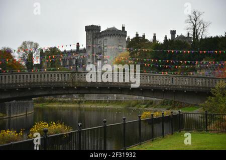 Landschaft mit Panoramablick auf das mittelalterliche Schloss Kilkenny am Ufer des Flusses Nore in Kilkenny, Leinster Irland. Stockfoto