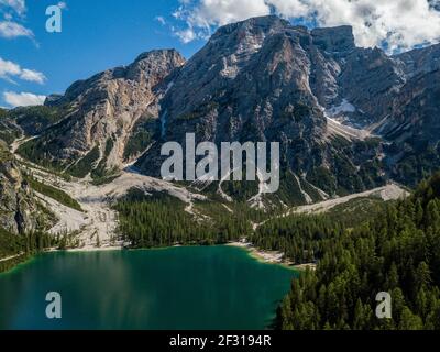 Luftaufnahme des Pragser Wildsees, Pragser Wildsee ist ein See in den Pragser Dolomiten in Südtirol, Italien. Blick auf den Berg Croda del Becco Stockfoto