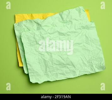 Zerknittertes gelbes und grünes Blatt Papier, Kopierplatz Stockfoto