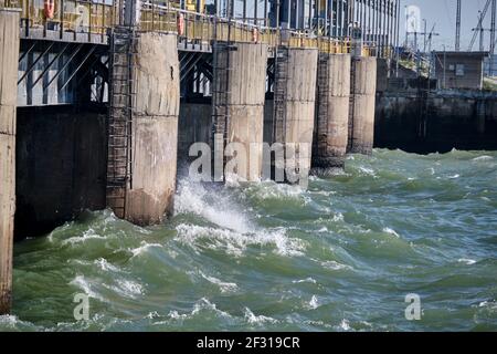 Das Wasserkraftwerk Novosibirsk ist ein Wasserkraftwerk am ob. Das einzige Wasserkraftwerk an der ob Stockfoto