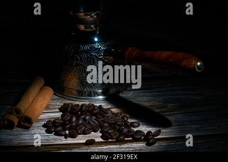 Kaffeekanne (Cezve), Kaffeebohnen, Zimtstangen. Stockfoto