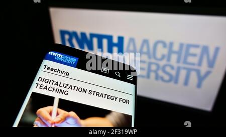 Handy mit Website der Rheinisch-Westfälischen Technischen Hochschule Aachen auf dem Bildschirm vor dem Logo. Konzentrieren Sie sich auf die obere linke Seite des Telefondisplays. Stockfoto
