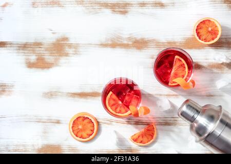 Orangencocktails mit Blutorangen und einem Shaker, oben flach liegend Stockfoto