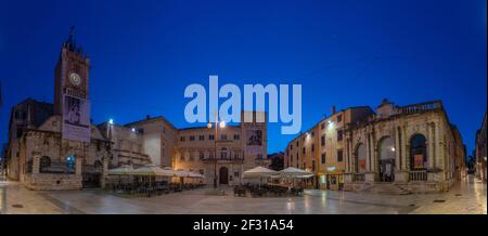 Zadar, Kroatien, 20. Juli 2020: Sonnenaufgang Blick auf Narodni trg Platz in Zadar, Kroatien Stockfoto