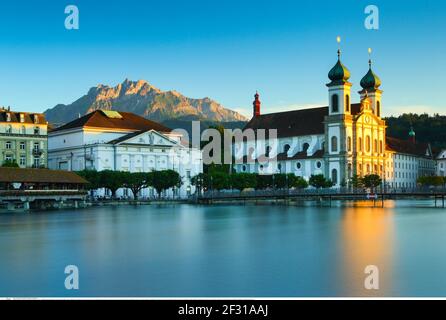 Geographie / Reisen, Schweiz, Jesuitenkirche mit Pilatus, Luzern, Additional-Rights-Clearance-Info-Not-available Stockfoto