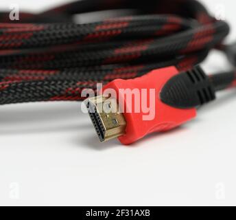 Verdrilltes Kabel in einer schwarzen Textilindustrie auf weißem Hintergrund, hdmi-Adapter Stockfoto