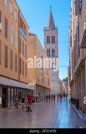 Zadar, Kroatien, 19. Juli 2020: Die Menschen schlendern auf Siroka ulica in Richtung der kathedrale santa Anastasia in Zadar, Kroatien Stockfoto