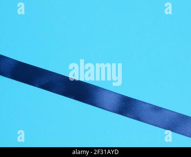 Blaues Seidenband auf blauem Hintergrund, festliche Kulisse Stockfoto