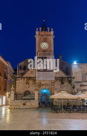 Zadar, Kroatien, 20. Juli 2020: Sonnenaufgang Blick auf Narodni trg Platz in Zadar, Kroatien Stockfoto