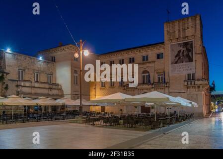 Zadar, Kroatien, 20. Juli 2020: Sonnenaufgang Blick auf Narodni trg Platz in Zadar, Kroatien Stockfoto