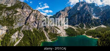 Luftaufnahme des Pragser Wildsees, Pragser Wildsee ist ein See in den Pragser Dolomiten in Südtirol, Italien. Blick auf den Berg Croda del Becco Stockfoto