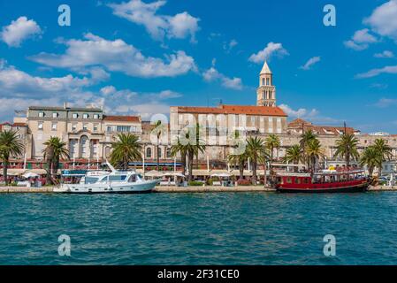 Split, Kroatien, 23. Juli 2020: Stadtbild der kroatischen Stadt Split hinter der Riva Promenade Stockfoto