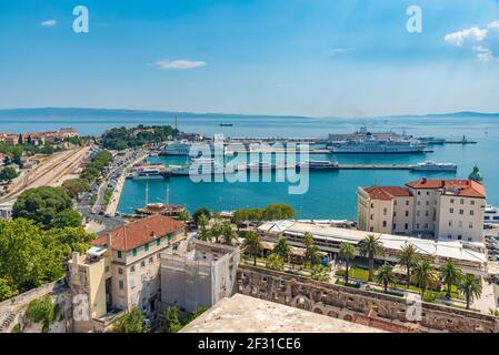 Split, Kroatien, 23. Juli 2020: Jadrolinija Fähren legen im Hafen von Split, Kroatien Stockfoto