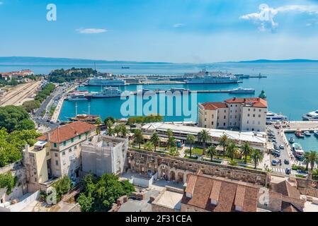 Split, Kroatien, 23. Juli 2020: Jadrolinija Fähren legen im Hafen von Split, Kroatien Stockfoto