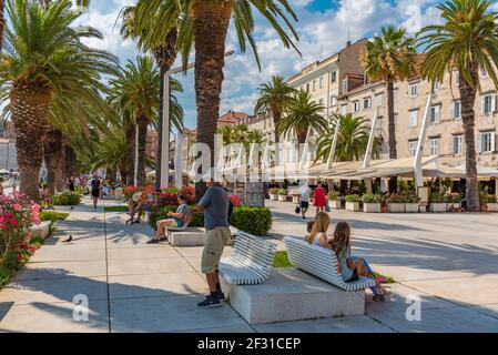 Split, Kroatien, 23. Juli 2020: Die Menschen gehen auf der Strandpromenade in Split, Kroatien Stockfoto