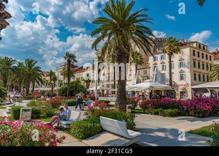 Split, Kroatien, 23. Juli 2020: Die Menschen gehen auf der Strandpromenade in Split, Kroatien Stockfoto