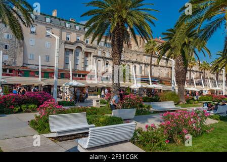 Split, Kroatien, 23. Juli 2020: Die Menschen gehen auf der Strandpromenade in Split, Kroatien Stockfoto