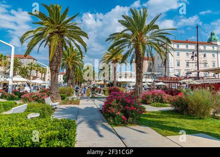 Split, Kroatien, 23. Juli 2020: Die Menschen gehen auf der Strandpromenade in Split, Kroatien Stockfoto
