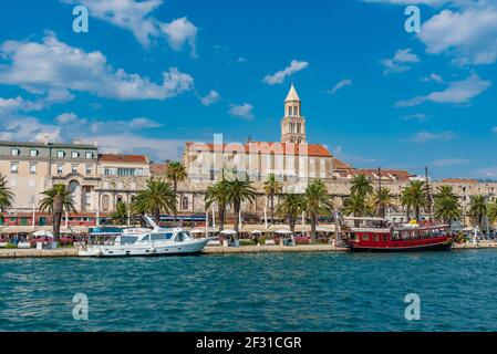 Split, Kroatien, 23. Juli 2020: Stadtbild der kroatischen Stadt Split hinter der Riva Promenade Stockfoto