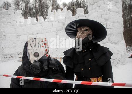 Region Moskau, Russland. 14th. März, 2021 Menschen tragen Schutzmaske während einer Feier am letzten Tag des Maslenitsa Festival (Pancake Woche), im Bezirk Ramenskoye der Region Moskau, während der Coronavirus COVID-19 Pandemie in Russland. Maslenitsa ist ein traditionelles russisches Volksfest, das in der Woche vor der Fastenzeit gefeiert wird Stockfoto