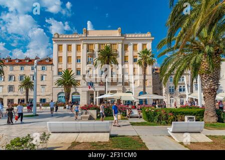 Split, Kroatien, 23. Juli 2020: Die Menschen gehen auf der Strandpromenade in Split, Kroatien Stockfoto