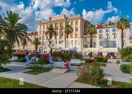 Split, Kroatien, 23. Juli 2020: Die Menschen gehen auf der Strandpromenade in Split, Kroatien Stockfoto