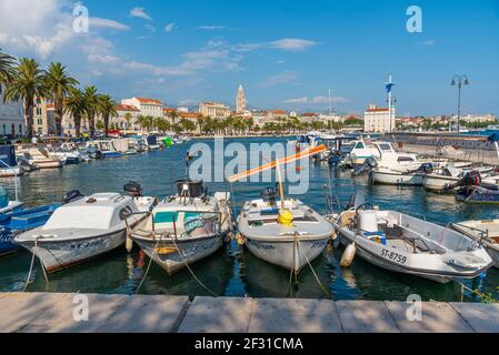 Split, Kroatien, 23. Juli 2020: Stadtbild von Split hinter Festungsbooten, Kroatien Stockfoto