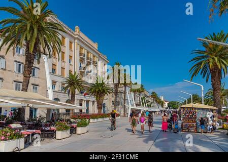 Split, Kroatien, 23. Juli 2020: Die Menschen gehen auf der Strandpromenade in Split, Kroatien Stockfoto
