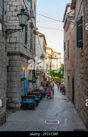 Split, Kroatien, 23. Juli 2020: Die Menschen schlendern durch das historische Zentrum der kroatischen Stadt Split Stockfoto
