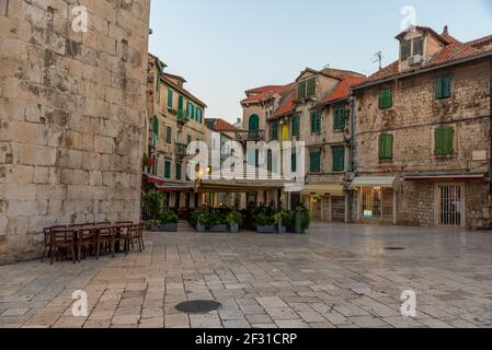 Split, Kroatien, 24. Juli 2020: Sonnenaufgang Blick auf den Obstplatz in Split, Kroatien Stockfoto