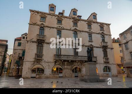 Split, Kroatien, 24. Juli 2020: Sonnenaufgang Blick auf den Obstplatz in Split, Kroatien Stockfoto