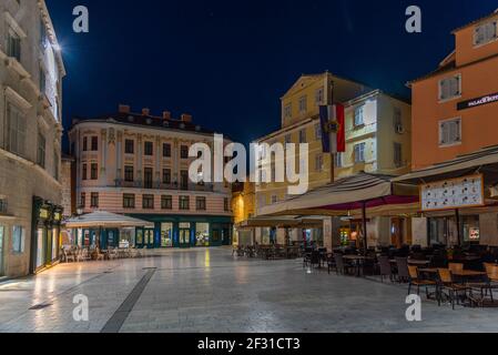 Split, Kroatien, 24. Juli 2020: Nachtansicht des Platzes der Menschen in Split, Kroatien Stockfoto