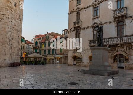 Split, Kroatien, 24. Juli 2020: Sonnenaufgang Blick auf den Obstplatz in Split, Kroatien Stockfoto