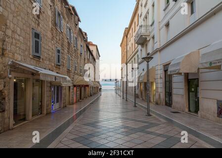 Split, Kroatien, 24. Juli 2020: Sonnenaufgang Ansicht der Marmontova Straße in Split, Kroatien Stockfoto