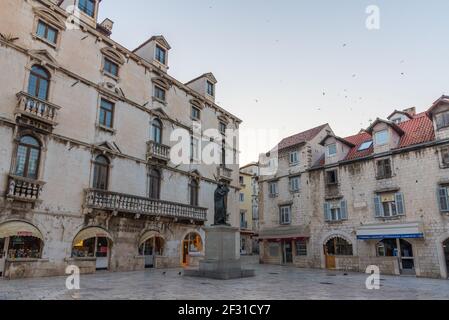 Split, Kroatien, 24. Juli 2020: Sonnenaufgang Blick auf den Obstplatz in Split, Kroatien Stockfoto