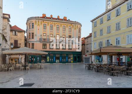 Split, Kroatien, 24. Juli 2020: Sonnenaufgang Blick auf den Platz der Menschen in Split, Kroatien Stockfoto