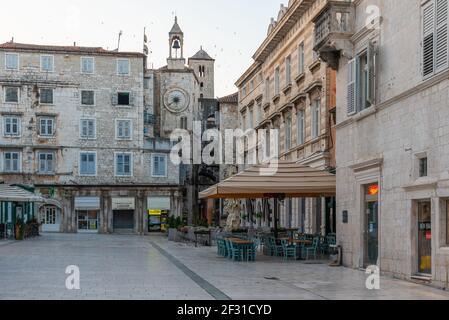 Split, Kroatien, 24. Juli 2020: Sonnenaufgang Blick auf den Obstplatz in Split, Kroatien Stockfoto