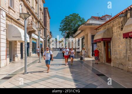 Split, Kroatien, 24. Juli 2020: Menschen zu Fuß in der Marmontova Straße in Split, Kroatien Stockfoto