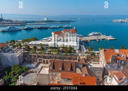 Split, Kroatien, 24. Juli 2020: Jadrolinija Fähren legen im Hafen von Split, Kroatien Stockfoto