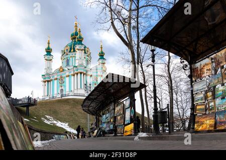 Kiew, Ukraine - 6th. März 2021: Schöne Aussicht auf St. Andreas Kirche gegen blauen Himmel am hellen Frühlingstag in Kiev Altstadt Stockfoto