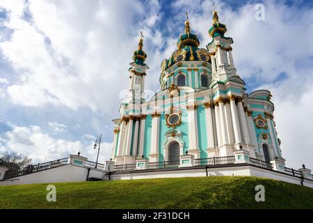 Schöne malerische Aussicht auf St. Andrew s Kirche gegen blauen Himmel am hellen Frühlingstag in Kiew alten Stadtzentrum. Ukrainische Hauptstadt Kiyv berühmten podol Stockfoto