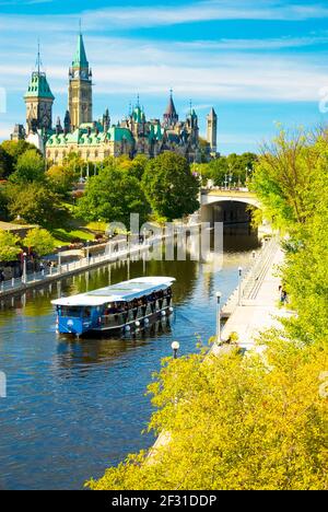 Parlamentsgebäude und Tour Boot auf dem Rideau Kanal, Anfang Herbst, Ottawa, Ontario, Kanada Stockfoto