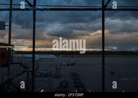 Das Flugzeug befindet sich am Terminal des Flughafens Köln/Bonn Stockfoto