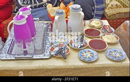 Marokkanisches Frühstück Kaffee, Tee, Pfannkuchen, Marmelade, Orangensaft, Ei, Stockfoto