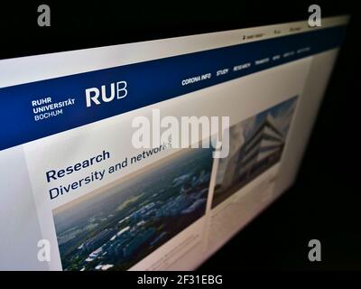 Hochwinkelansicht der Webseite mit Logo der deutschen Bildungseinrichtung Ruhr-Universität Bochum (RUB) auf dem Monitor. Konzentrieren Sie sich oben links auf dem Bildschirm. Stockfoto