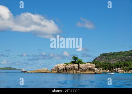 Meerblick auf den Ile Cocos Marine National Park (Cocos Island) und Felicite Island. Seychellen Stockfoto