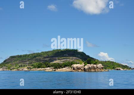 Meerblick auf den Ile Cocos Marine National Park (Cocos Island) und Felicite Island. Seychellen Stockfoto