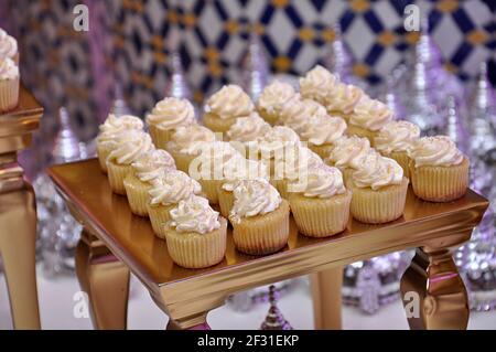 Cupcake Verpackung, Lieferbox, Vanille Cupcakes mit rosa und weiß Creme, selektive Fokussierung, Nahaufnahme Stockfoto