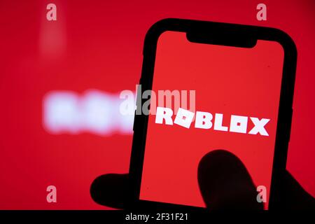 LONDON, UK - März 2021: Person mit einem Smartphone mit Roblox-Spiel-Logo Stockfoto