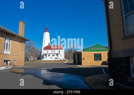 Leuchtturm in Sandy Hook, New Jersey, in einem späten Winternachmittag, mit Schnee noch auf dem Boden und das Licht ausgeschaltet -40 Stockfoto